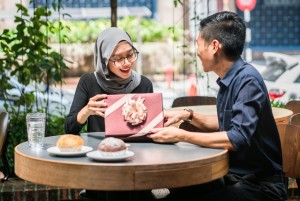 Kuatkan Cinta Pasutri dengan Komunikasi dan Saling Beri Hadiah