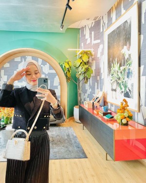 Gaya 5 Selebritas Wanita Adu Outfit saat Mirror Selfie