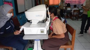 Essilor Indonesia Gelar Pemeriksaan Mata dan Bagikan 1.000 Kacamata untuk Siswa