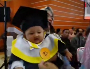 Mengharukan, Bayi Usia 4 Bulan  Wakili Ibu Kandung Wisuda