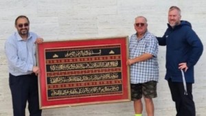 Temukan Ayat Kursi di Tempat Sampah, Pria Australia Serahkan ke Masjid