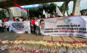 Dukung Kapolri Bersih-bersih Internal, Sejumlah Masyarakat Bagikan Ribuan Mawar