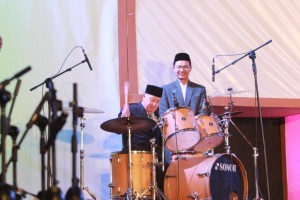 Aksi Kiai Gontor Gebuk Drum dalam Pentas Seni di Unida