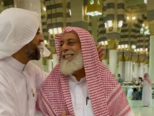 Mengharukan, Momen Pertemuan Syekh Muhammad Jaber dan Sang Ayah di Masjid Nabawi