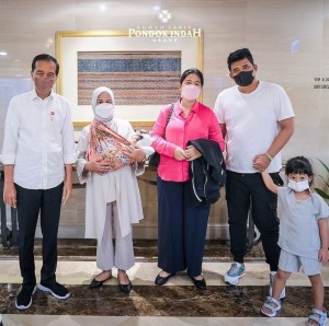 Masih Pakai Gendongan Jarik, 5 Publik Figur Ini Tetap Stylish