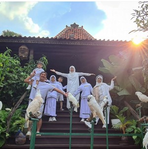 Alih-Alih Foto Studio, 5 Keluarga Artis Ini Pilih Berpose di Rumah