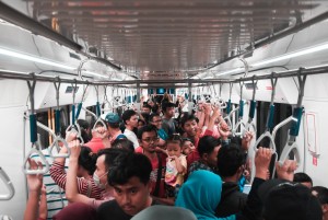 Harga BBM Naik, INDEF: Tak Cukup Buat Orang Beralih ke Transportasi Umum