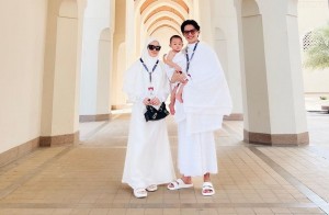 4 Gaya Seru Dinda Hauw Tampil Serasi Bersama Suami saat Umrah