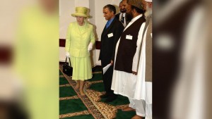 Kunjungan Pertama ke Masjid di Inggris, Ratu Elizabeth II Dihadiahi Al-Qur'an