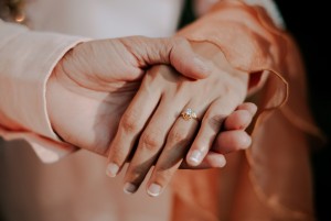 Pria Boleh Pakai Cincin Kawin, Asal Bukan Emas