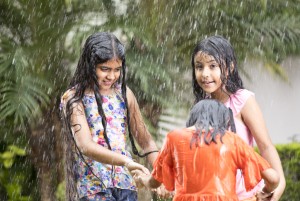Hujan Turun, dr Zaidul Akbar: Jangan Pakai Payung Itu Rahmat Allah SWT