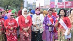 Komunitas Bekasi Inisiasi CFD Pakai Busana Adat Betawi