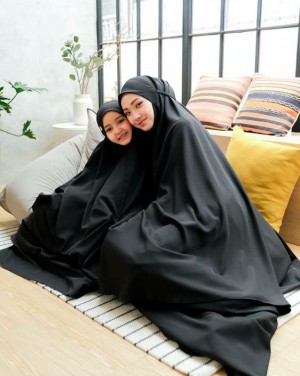 Tambah Kekhusyukan Salat, Catat 5 Bahan Mukena Nyaman Dikenakan