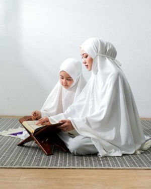 Jenis Bahan hingga Jahitan, Perhatikan Hal Ini saat Beli Mukena