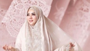 Lima Artis Berbisnis Mukena, Punya Syahrini Paling Mahal
