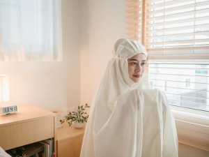 Salat Pakai Mukena tapi Tanpa Baju, Sahkah?