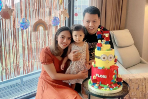 Penyiar Radio Ini Ajarkan Anak Salat dan Bersedekah Sejak Dini