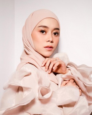 Tampil Chic dengan Warna Pink, Segini Harga Baju Lesti Kejora