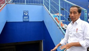Jokowi Perintahkan Menteri Basuki Audit Seluruh Stadion Sepak Bola