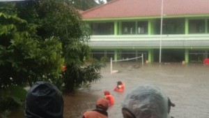 Banjir Robohkan Tembok MTs 19 Pondok Labu, 3 Orang Tewas