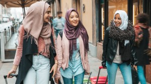 Benarkah, Perempuan Tak Pakai Jilbab di Rumah Bakal Digoda Setan?