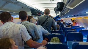 Ini Alasan Penumpang Pesawat Langsung Berdiri Saat Landing