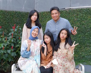 Deretan Anak Artis yang Dekat dengan Ayah Sambungnya