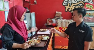 Kisah Sukses Wendy, Dulu Jual Gorengan Keliling Kini Miliki 7 Cabang Warung Ayam Geprek