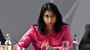 Salah Kirim Email Dinas Pakai Akun Pribadi, Mendagri Inggris Mundur