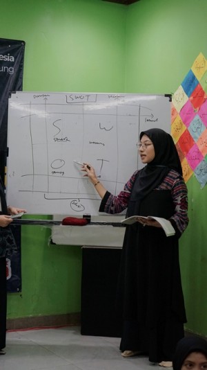 Mahasiswi dari Pesantren Persis Jakarta Ini Berhasil Pertahankan Prestasi