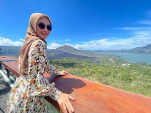 Gaya Artis 90-an, Ini Outfit Desy Ratnasari hingga Elma Theana Liburan di Bali