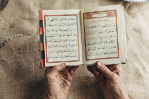 Ini Hukum Pasang Foto Orang Meninggal di Buku Yasin