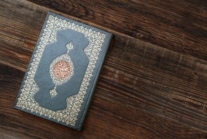 Hukum Meletakkan Barang di Atas Mushaf Al-Quran