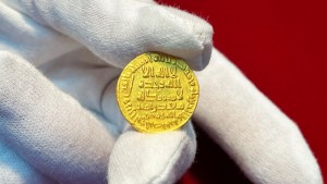 Dinar Langka Kekhalifahan Umayyah Dilelang, Diperkirakan Laku USD1 Juta