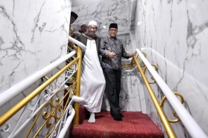 Sowan ke Buya Marbun, Anies Diajak Tanam Kurma hingga Dihadiahi Tasbih