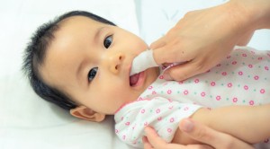 Tips Parenting: Mulut dan Gigi Bayi Harus Dibersihkan dari Sisa Makanan