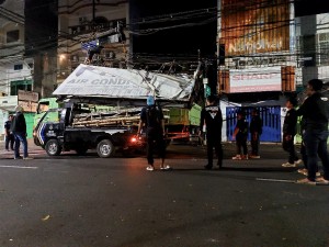 Melanggar Perwali, Bapenda Makassar Tertibkan Papan Reklame Semrawut