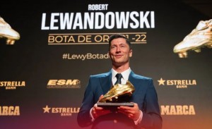 Senyum Sumringah Lewandowski Raih Sepatu Emas Kedua Kali