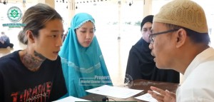 Kisah Mualaf Pasangan Ateis Temukan Kedamaian dalam Islam