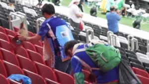 Patut Dicontoh, Suporter Jepang Bersihkan Sampah Usai Pembukaan Piala Dunia