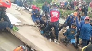 Tim SAR Gabungan Evakuasi Korban Reruntuhan Gempa di Cianjur