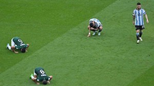 Momen Pemain Arab Saudi Sujud Syukur Rayakan Kemenangan atas Argentina