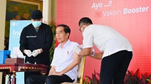Jokowi Ajak Masyarakat Vaksinasi Booster Kedua dengan IndoVac