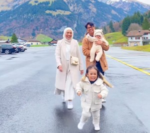 Liburan Ke Swiss Outfit Suami Nggak Kompak, Fitri Tropica Geram