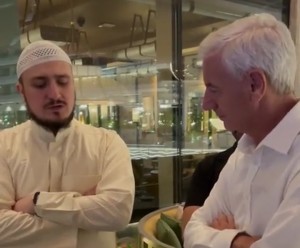 Aksi Fatih Seferagic Kenalkan Al Fatihah pada Legenda Liverpool Ian Rush