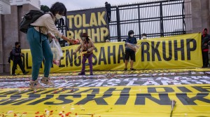 Tolak Pengesahan RKHUP, Masyarakat Gelar Aksi Tabur Bunga di Gedung DPR