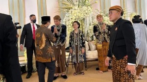 Momen UAH Hadiri Resepsi Pernikahan Kaesang, Duduk Bareng Abuya Muhtadi Banten
