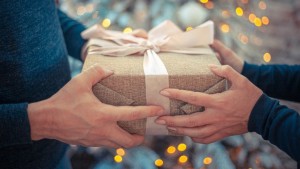 Umat Islam Boleh Terima Hadiah, Termasuk Bingkisan saat Natal