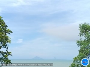Gunung Anak Krakatau Meletus Semburkan Asap 700 Meter