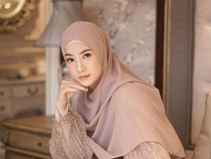4 OOTD Hijab Syar'i Natasha Rizky, Simpel dan Fashionable Abis
